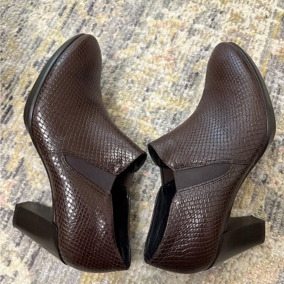 Ecco Ankle Boots Womens Brown Leather Snake Print Heeled Size 8.5 Minimalist - Picture 9 of 11